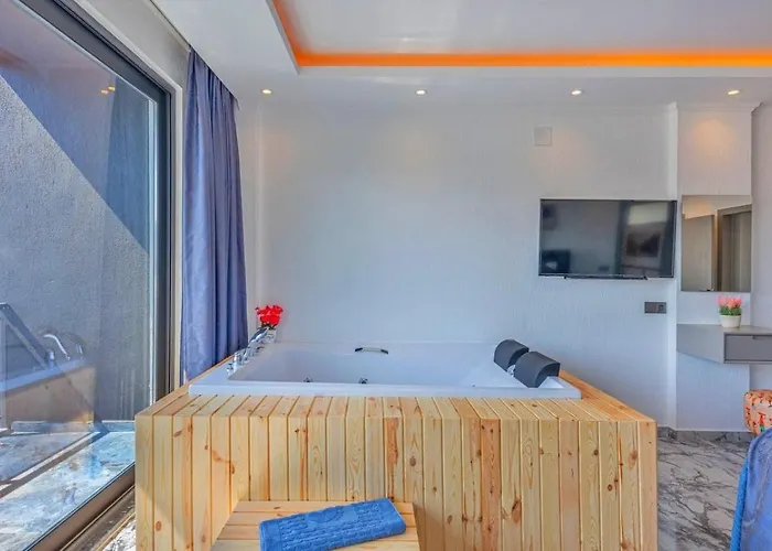 Yesilkoey 3 Bedroom Secluded With Private Pool Hot Tub *