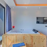 Yesilkoey 3 Bedroom Secluded With Private Pool Hot Tub *