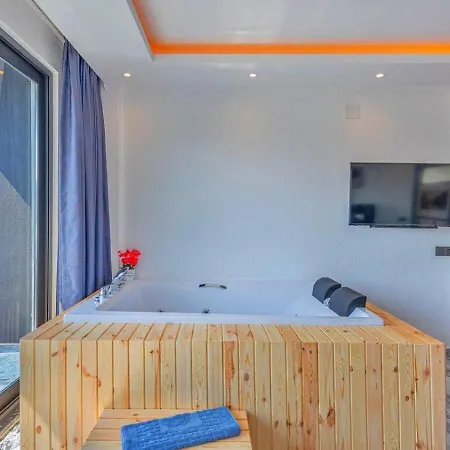 Yesilkoey 3 Bedroom Secluded With Private Pool Hot Tub *