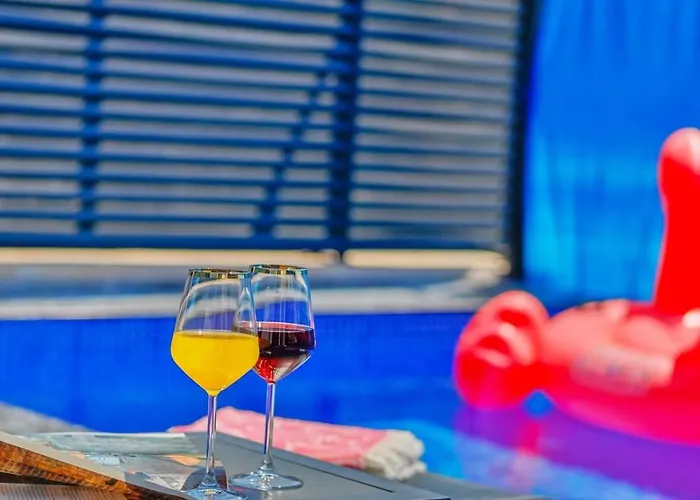 Yesilkoey 3 Bedroom Secluded With Private Pool Hot Tub فيلة كالكان