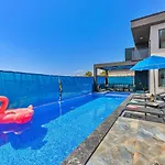 Yesilkoey 3 Bedroom Secluded With Private Pool Hot Tub 칼칸